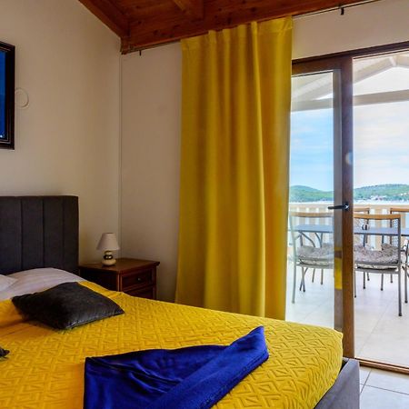 Villa I Karma Tisno Exterior photo
